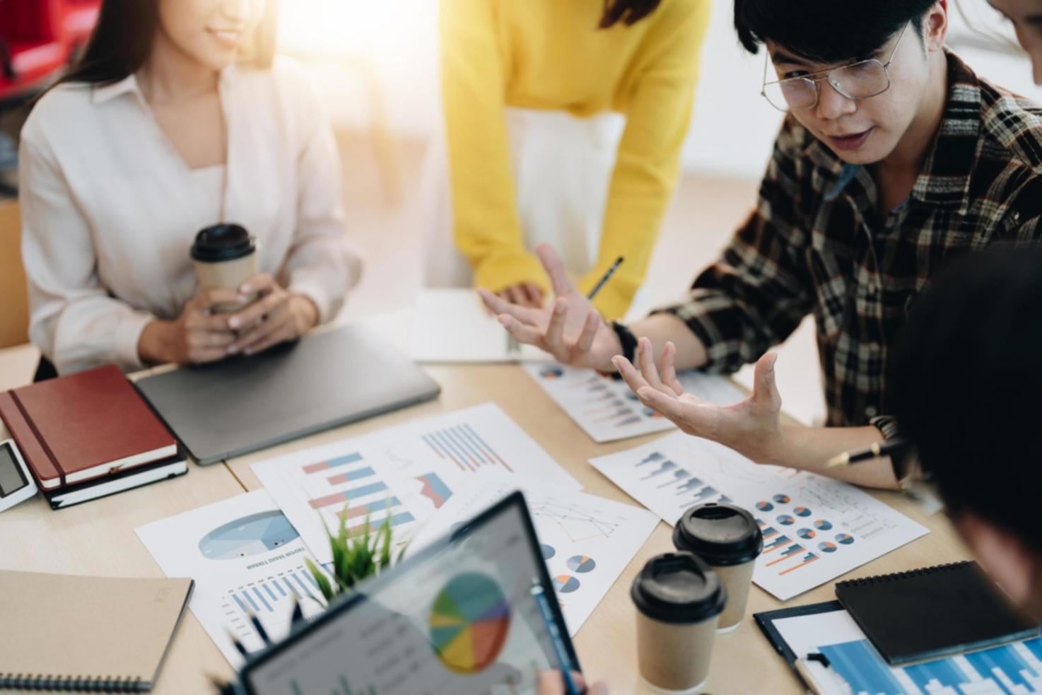 Teilnehmer analysiert mobile SEO-Metriken auf mehreren Geräten